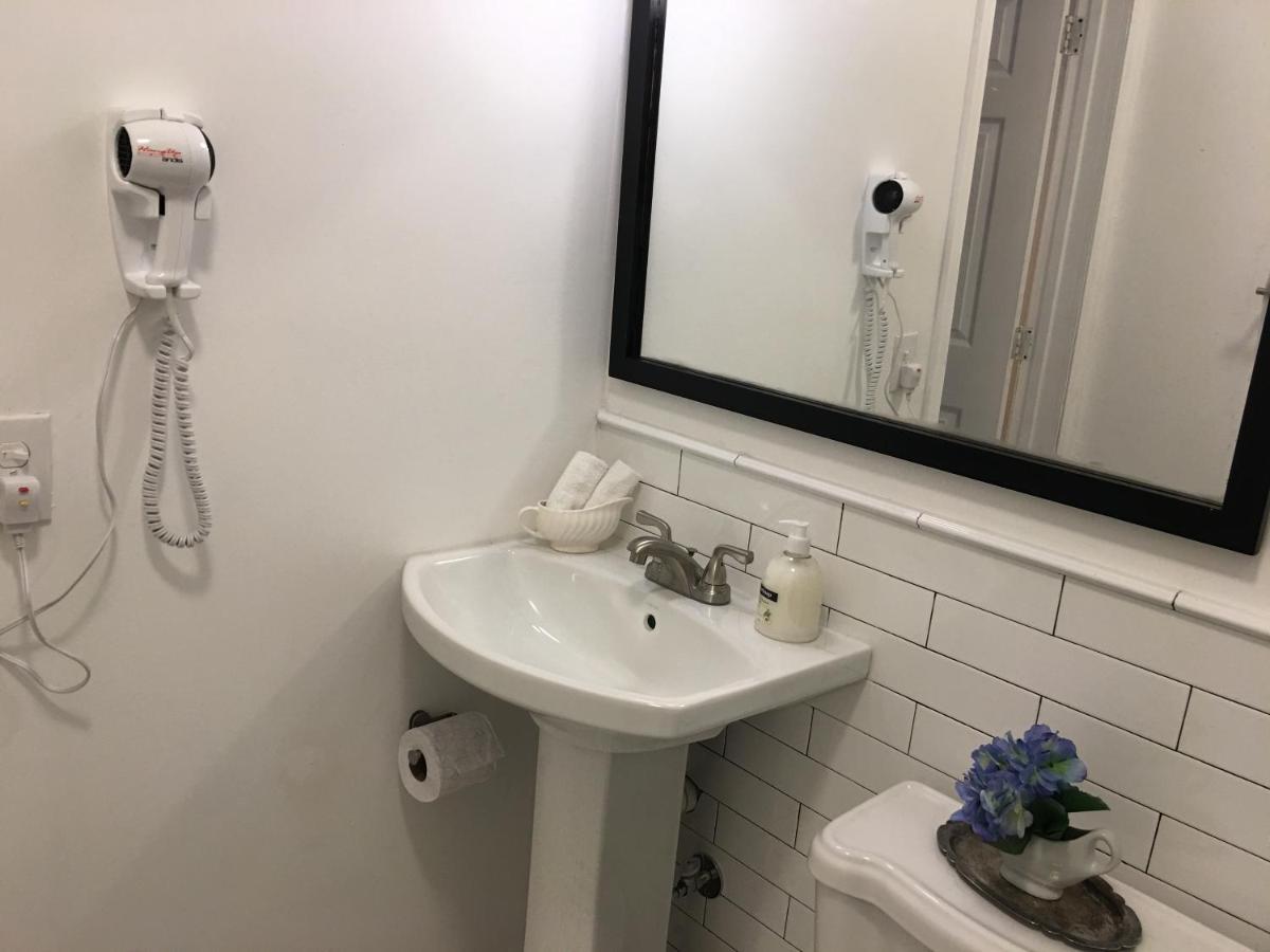 Private Studio Blocks From Coconut Grove Маями Екстериор снимка