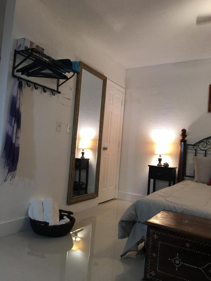 Private Studio Blocks From Coconut Grove Маями Екстериор снимка
