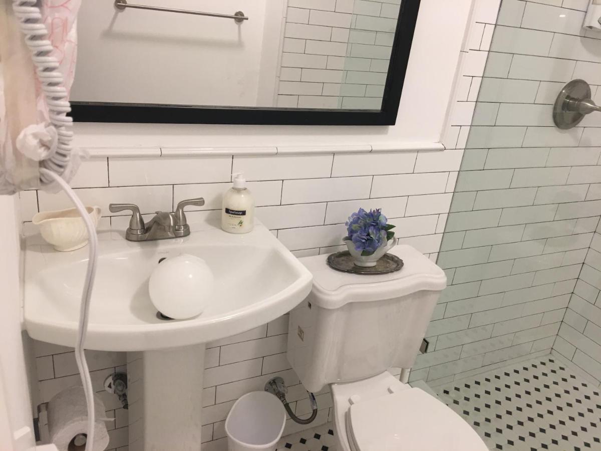 Private Studio Blocks From Coconut Grove Маями Екстериор снимка