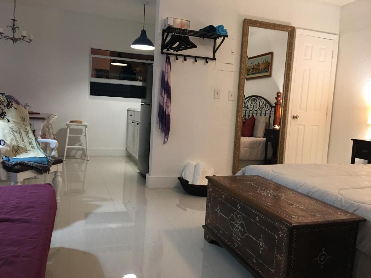Private Studio Blocks From Coconut Grove Маями Екстериор снимка