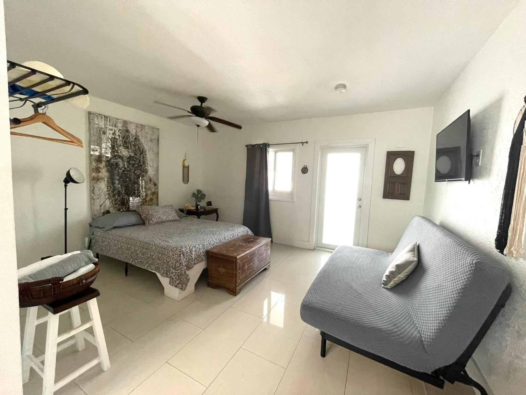 Private Studio Blocks From Coconut Grove Маями Екстериор снимка