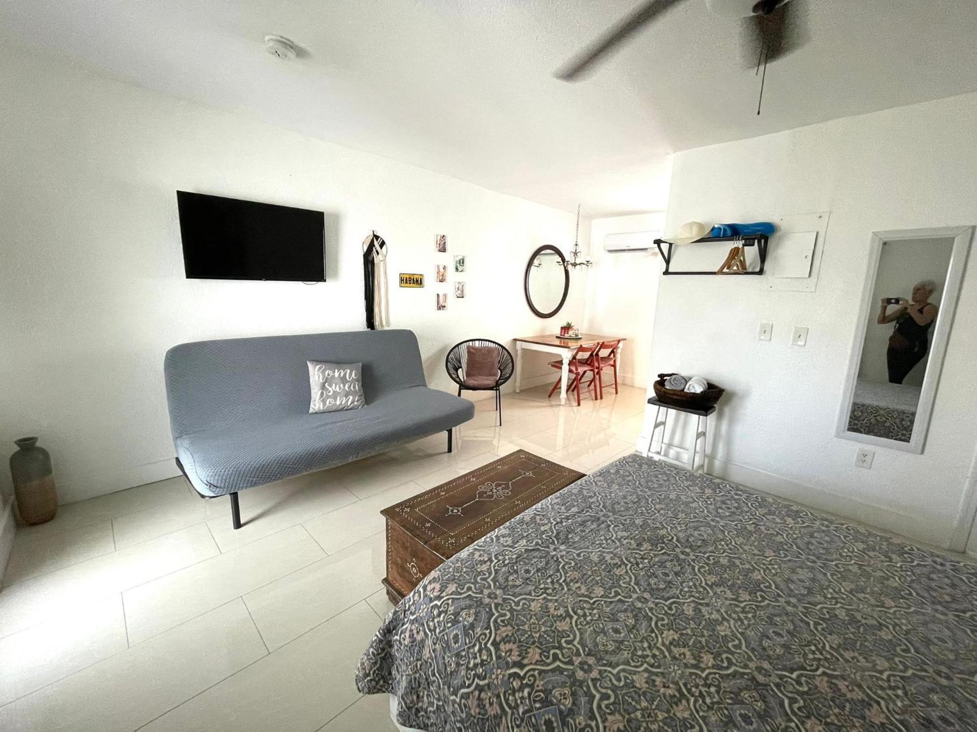 Private Studio Blocks From Coconut Grove Маями Екстериор снимка