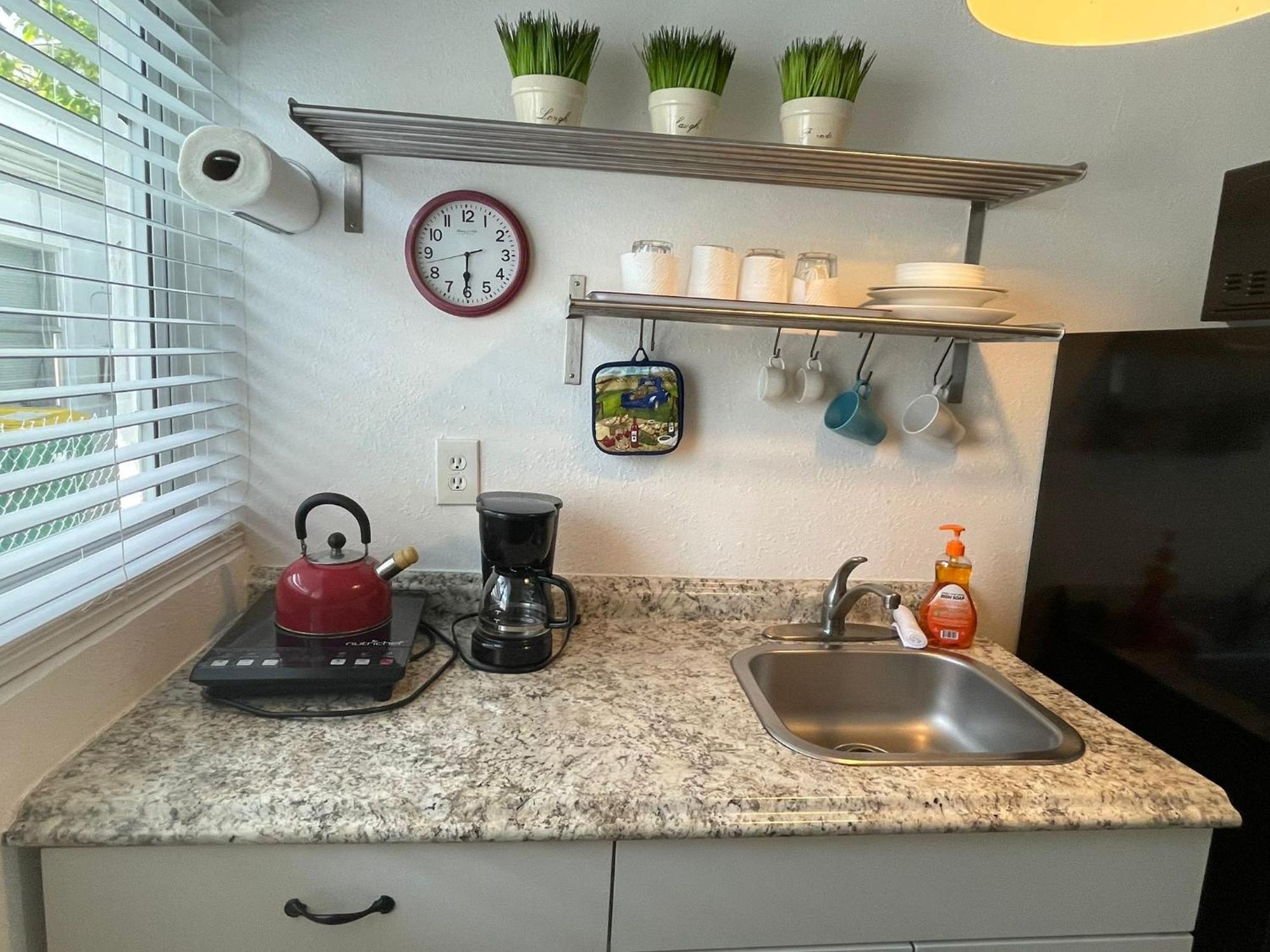 Private Studio Blocks From Coconut Grove Маями Екстериор снимка