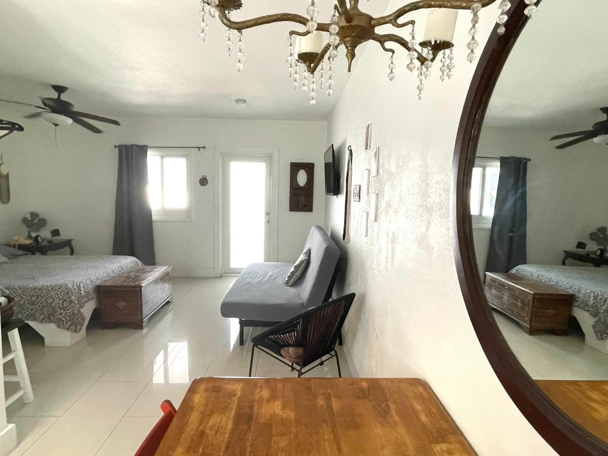 Private Studio Blocks From Coconut Grove Маями Екстериор снимка
